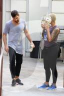 PEOPLE - Amber Rose versteckt sich hinter den Badelatschen