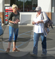 EXKLUSIV - Paris Jackson trifft mit Michael Snoddy ihre Mutter Debbie Rowe
