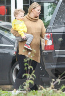 EXKLUSIV - Die Hochschwangere Kimberley Walsh mit ihrem Sohn in London unterwegs