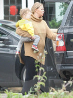 EXKLUSIV - Die Hochschwangere Kimberley Walsh mit ihrem Sohn in London unterwegs