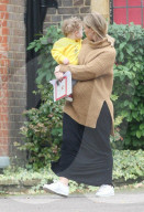 EXKLUSIV - Die Hochschwangere Kimberley Walsh mit ihrem Sohn in London unterwegs