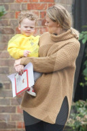 EXKLUSIV - Die Hochschwangere Kimberley Walsh mit ihrem Sohn in London unterwegs