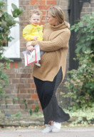 EXKLUSIV - Die Hochschwangere Kimberley Walsh mit ihrem Sohn in London unterwegs