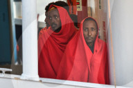 NEWS - Flüchtlingskrise: Italienische Küstenwache rettet Tausende aus Seenot