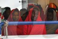 NEWS - Flüchtlingskrise: Italienische Küstenwache rettet Tausende aus Seenot