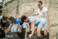 FEATURE - Spanien: Traubenstampfen in Sitges