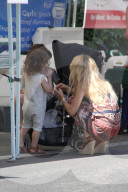EXKLUSIV - Rachel Zoe mit ihrer Familie auf Shoppingtour