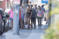 EXKLUSIV - Bella Thorne geht mit Tyler Hosey zum Lunch bei Hamburger Hamlet