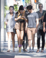 EXKLUSIV - Bella Thorne geht mit Tyler Hosey zum Lunch bei Hamburger Hamlet