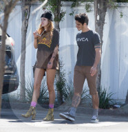 EXKLUSIV - Bella Thorne geht mit Tyler Hosey zum Lunch bei Hamburger Hamlet