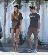 EXKLUSIV - Bella Thorne geht mit Tyler Hosey zum Lunch bei Hamburger Hamlet