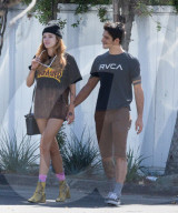 EXKLUSIV - Bella Thorne geht mit Tyler Hosey zum Lunch bei Hamburger Hamlet
