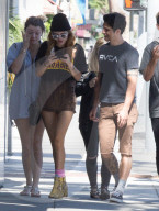 EXKLUSIV - Bella Thorne geht mit Tyler Hosey zum Lunch bei Hamburger Hamlet