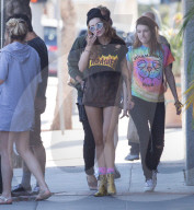 EXKLUSIV - Bella Thorne geht mit Tyler Hosey zum Lunch bei Hamburger Hamlet