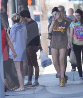 EXKLUSIV - Bella Thorne geht mit Tyler Hosey zum Lunch bei Hamburger Hamlet