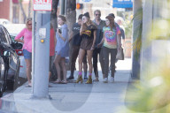 EXKLUSIV - Bella Thorne geht mit Tyler Hosey zum Lunch bei Hamburger Hamlet