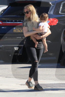 EXKLUSIV - Ashlee Simpson mit ihrer Familie in Studio City unterwegs