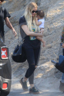 EXKLUSIV - Ashlee Simpson mit ihrer Familie in Studio City unterwegs