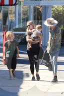 EXKLUSIV - Ashlee Simpson mit ihrer Familie in Studio City unterwegs