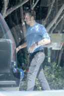 EXKLUSIV - Chris Martin kriegt eine Möbellieferung