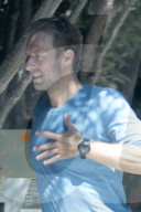 EXKLUSIV - Chris Martin kriegt eine Möbellieferung