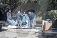 EXKLUSIV - Chris Martin kriegt eine Möbellieferung