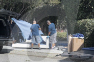 EXKLUSIV - Chris Martin kriegt eine Möbellieferung