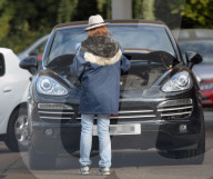 EXKLUSIV - Nicola Roberts tankt ihr Auto