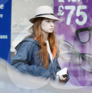 EXKLUSIV - Nicola Roberts tankt ihr Auto