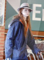 EXKLUSIV - Nicola Roberts tankt ihr Auto