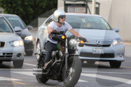 PEOPLE - Josh Hutcherson mit dem Töff in Studio City unterwegs