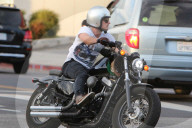 PEOPLE - Josh Hutcherson mit dem Töff in Studio City unterwegs