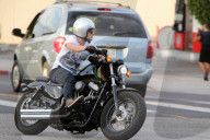 PEOPLE - Josh Hutcherson mit dem Töff in Studio City unterwegs