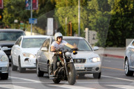 PEOPLE - Josh Hutcherson mit dem Töff in Studio City unterwegs