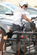PEOPLE - Josh Hutcherson mit dem Töff in Studio City unterwegs
