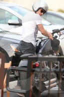 PEOPLE - Josh Hutcherson mit dem Töff in Studio City unterwegs