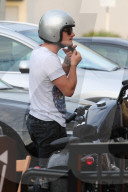 PEOPLE - Josh Hutcherson mit dem Töff in Studio City unterwegs