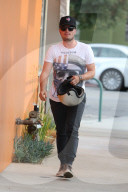 PEOPLE - Josh Hutcherson mit dem Töff in Studio City unterwegs