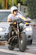 PEOPLE - Josh Hutcherson mit dem Töff in Studio City unterwegs