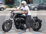 PEOPLE - Josh Hutcherson mit dem Töff in Studio City unterwegs