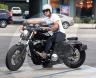 PEOPLE - Josh Hutcherson mit dem Töff in Studio City unterwegs