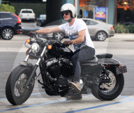 PEOPLE - Josh Hutcherson mit dem Töff in Studio City unterwegs