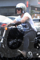 PEOPLE - Josh Hutcherson mit dem Töff in Studio City unterwegs