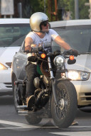 PEOPLE - Josh Hutcherson mit dem Töff in Studio City unterwegs