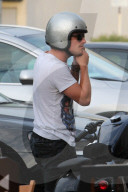 PEOPLE - Josh Hutcherson mit dem Töff in Studio City unterwegs