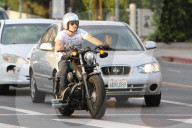 PEOPLE - Josh Hutcherson mit dem Töff in Studio City unterwegs