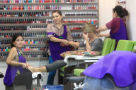 PEOPLE - Lori Loughlin lässt sich im Nagelstudio verwöhnen