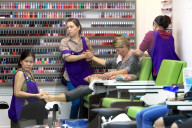 PEOPLE - Lori Loughlin lässt sich im Nagelstudio verwöhnen