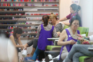 PEOPLE - Lori Loughlin lässt sich im Nagelstudio verwöhnen