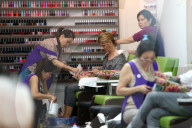 PEOPLE - Lori Loughlin lässt sich im Nagelstudio verwöhnen